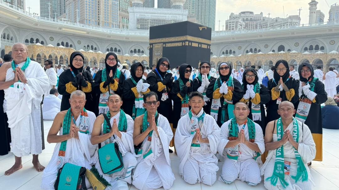 Jamaah Arafah di Depan Ka'bah